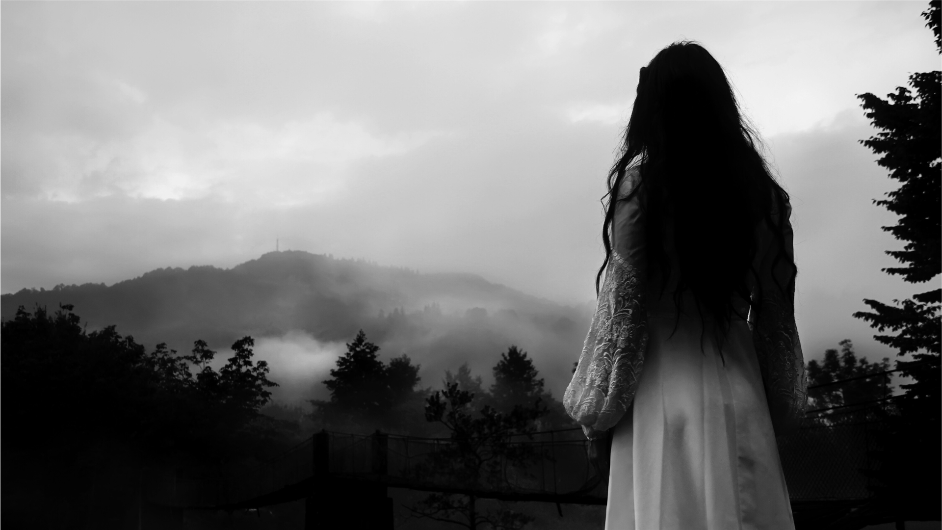 Mysterious Woman in White Dress (Foto: Lario Tus | shutterstock.com)