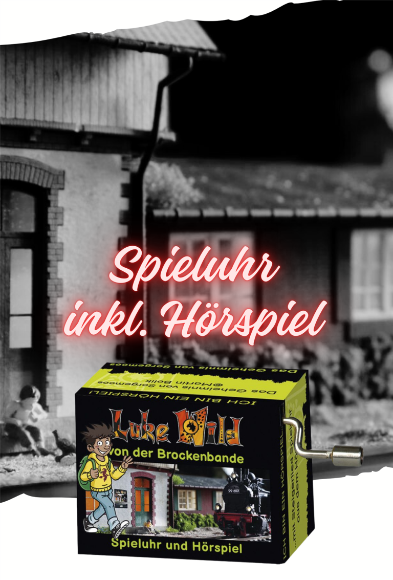 Abbildung der Spieluhr "Steigerlied" inkl. QR-Code zum Hörspiel "Das Geheimnis von Sorgemoos" - Im Hintergrund ist der Bahnhof von Sorgemoos zu sehen.